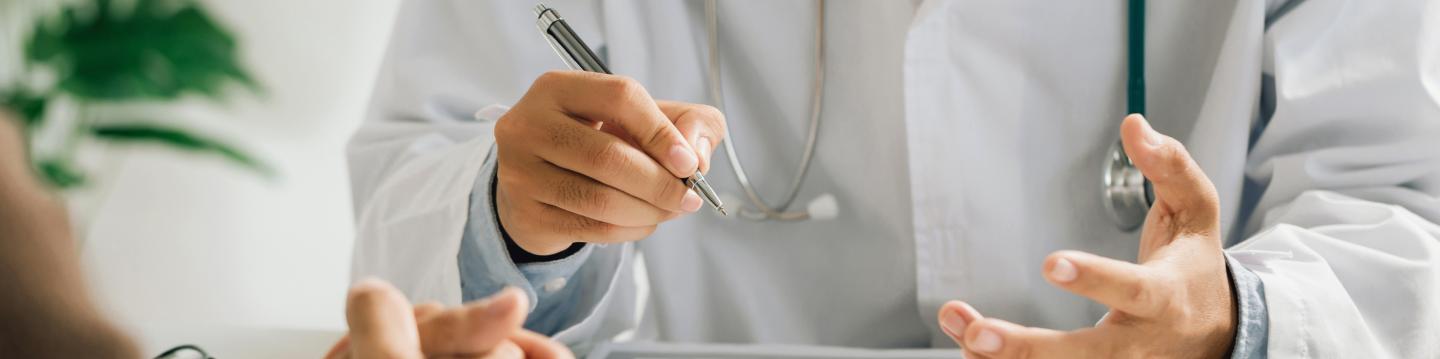 Un docteur qui explique des choses a son patient
